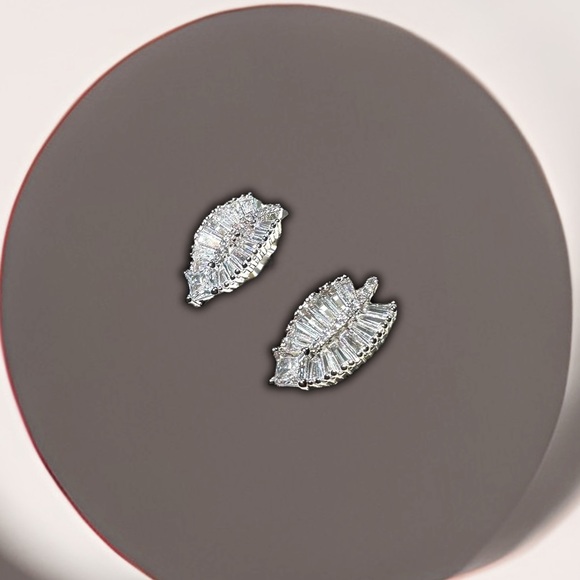 NEW Luxury Silver & White Cubic Zirconia Baguette Large Palm Leaf Stud Earrings - Picture 3 of 13